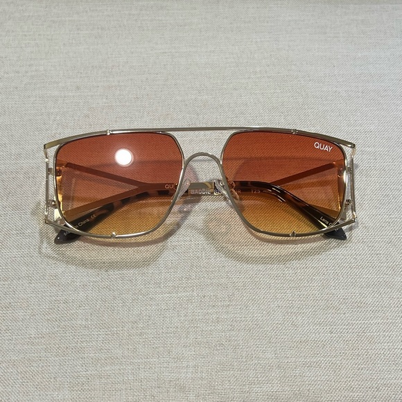 Quay Australia BADDIE BEHAVIOR Gold/ Orange Yellow - Picture 3 of 8